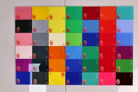 Foglio acrilico colorato in diversi colori e spessori per i vostri progetti con superficie liscia e senza odore quando tagliato